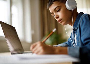 معلمة إماراتية تتوفى أثناء شرحها درسًا عن بُعد