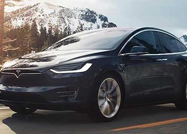 خلل خطير يدفع تسلا إلى استدعاء 55 ألف سيارة من طراز إكس