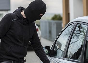 اضغط لمشاهدة الفيديو: لص يصاب بنوبة قلبية أثناء سرقة سيارة!