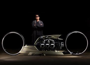 دراجة بخارية شبيهة بآلات ترون: تعمل بمحرك طائرة ومن تصميم سائق سباق برازيلي