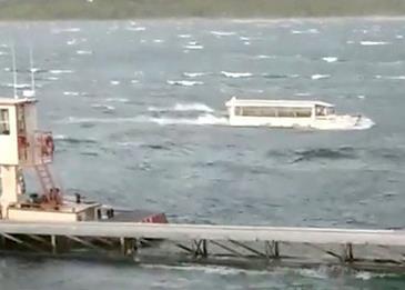 بالفيديو: لحظة غرق زورق يقل 11 سائحًا في أمريكا