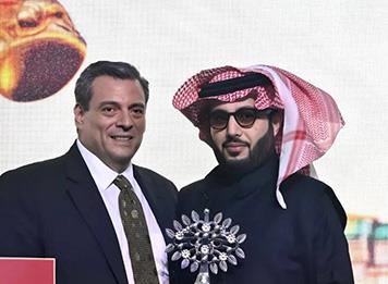 المستشار تركي آل الشيخ يفوز جائزة رجل العام من المجلس العالمي للملاكمة