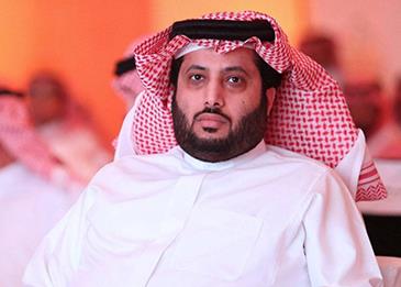 شاهد تركي آل الشيخ يُفاجَأ بشبيه له ويدعوه للتواصل معه