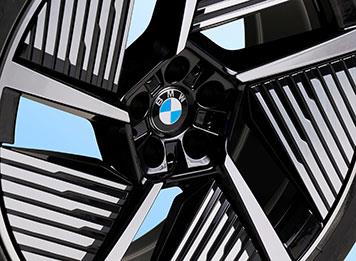سيارة BMW IX3 الجديدة تمهّد الطريق نحو الاستدامة كأول طراز من فئة  Neue Klasse