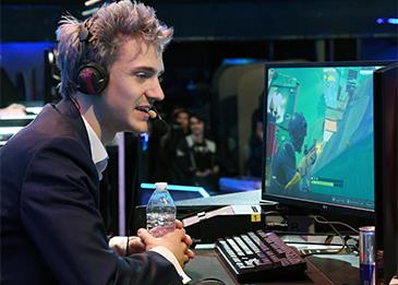 شاب يجني 500 ألف دولار شهريا بلعبه لعبة Fortnite في غرفته