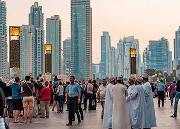 الإمارات تمدد المهلة الممنوحة لمخالفي الإقامة 3 أشهر وتعفيهم من الغرامات