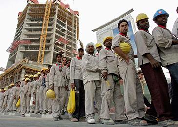 كم عدد الأجانب فوق الستين العاملين في السعودية؟