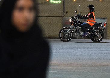 مع قرب رفع الحظر ... نساء في السعودية يتدربن على قيادة دراجات نارية