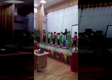 لحظة وفاة معلمة على مسرح مدرسي أمام طلابها