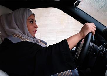 السعودية تحسم الجدل بخصوص منح تأشيرات سائقة للعاملات المنزليات