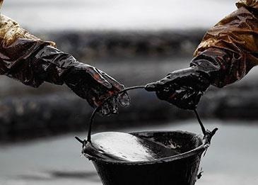 ظهور نفط في مزرعة مواطن سعودي بحائل