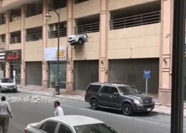 ختراق سيارة لجدران عمارة بالخبر