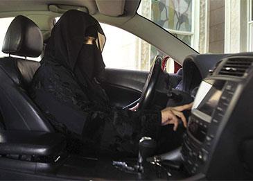 بالفيديو... أول إمرأة سعودية تحصل على رخصة قيادة