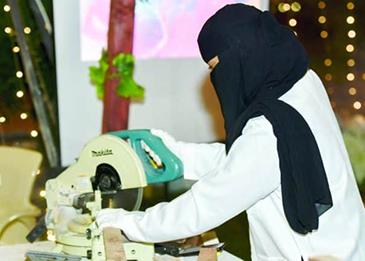 تعرف على أول سعودية تمارس مهنة النجارة!
