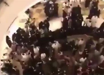 إلقاء النقود على المتسوقين يثير استياء السعوديين