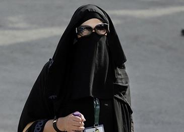 مواطنة تتعرض للعنف من والدها وشقيقها.. وهذا هو السبب!