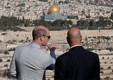 الأمير وليام يزور المسجد الأقصى ويتجول في باحاته