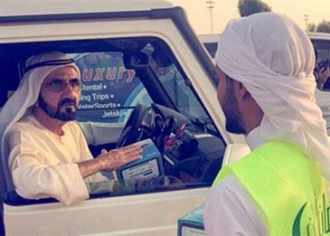 حاكم دبي يفاجئ المتطوعين في وقت الإفطار
