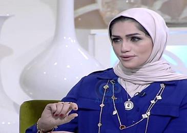 “مذيعة كويتية” تغازل زميلها على الهواء