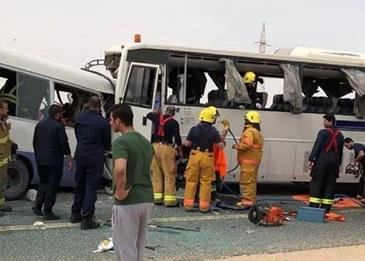 وفاة 15 شخصاً في حادث تصادم حافلتين بالكويت