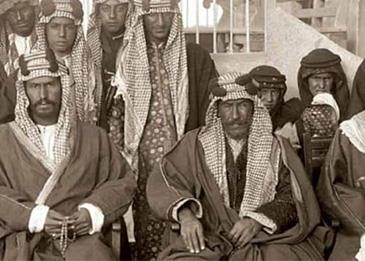 صورة نادرة للملك عبدالعزيز وأمير الكويت بعود لأكثر من 100 عام
