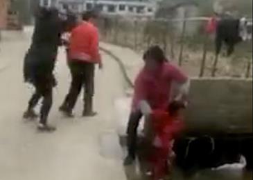 سيدة تلقي طفلها في قناة الصرف الصحي