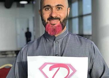 مواطن يصبغ لحيته بالوردي ويحلق رأسه لأجل زوجته