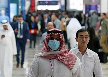 استشاري أمراض معدية يعلق على استخدام الشماغ والنقاب كبديل للكمامة
