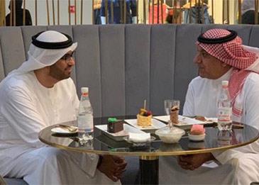 مقطع فيديو يظهر تجول وزيرين سعودي وإماراتي داخل مركز تجاري في أبوظبي