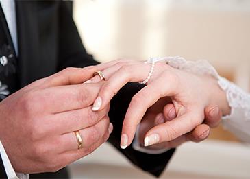 عروس تطلب الإذن من زوجها لاحتضان حبيبها السابق للمرة الأخيرة