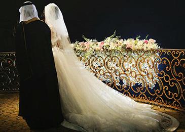 اضغط لمشاهدة الفيديو: شاب خليجي يتعرض لموقفٍ محرج خلال حضوره حفل زفاف