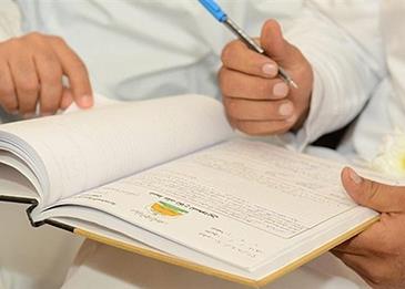 اضغط لمشاهدة الفيديو: مأذون يتعرض للضرب في حفل زفاف بسبب منديل الفرح!