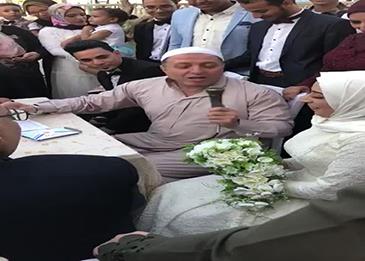 بالفيديو .. مأذون شرعي يثير نوبة من الضحك في حفل الزفاف