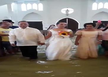 عروس تصر على إتمام الزواج رغم غرق المبنى