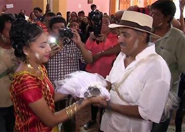 اضغط لمشاهدة الفيديو: عمدة مدينة مكسيكية يتزوج تمساحًا ويقيم له حفل زفاف!