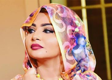 بالفيديو: ذات الوشاح الأبيض... تعرف على الحسناء مقدمة حفل توقيع الإعلان الدستوري بالسودان