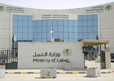 اضغط لمشاهدة الفيديو: العمل تتفاعل مع بلاغ نوم عامل على أحد الأرصفة، وتتوعد شركته