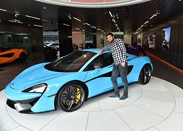 دو تكافئ أحد عملائها بسيارة ماكلارين فاخرة... شاهد الصور