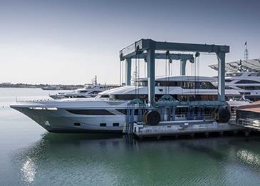 الإمارات تبني أكبر يخت في العالم مصنوع من الألياف الزجاجية