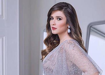 قُبلَة ياسمين عبد العزيز وزوجها تُشعِل الانستغرام