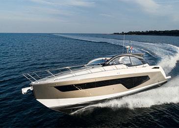 يخت Atlantis 51 من Azimut ينشر التوازن الحسي على المياه