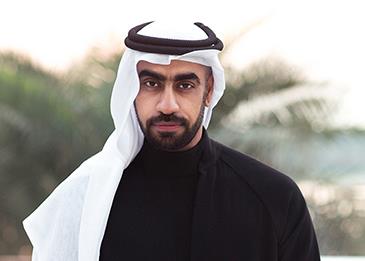 أحمد عبد الرحمن شابٌ إماراتي لامَس العالميّة بالثوب التراثي