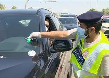 شرطة أبوظبي تزوّد المركبات بـ"ملصقات رقمية" بهدف تعزيز السلامة المرورية