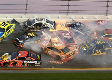 اضغط لمشاهدة الفيديو: اصطدام 21 سيارة مع بعضها في سباق واحد