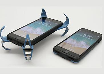 طالب ألماني يبتكر حقيبة هوائية لحماية الهواتف عند السقوط