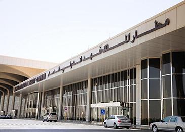 مطار الملك فهد يمنع نقل بطاريات الليثيوم داخل الأمتعة المسجلة
