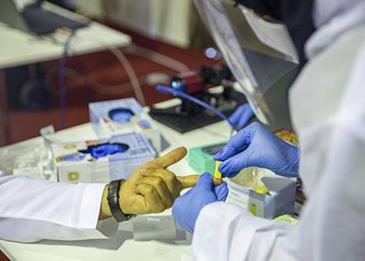 جامعة عجمان تدشن مركزًا لفحص كورونا بتقنية الليزر