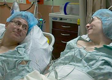 بمناسبة ذكرى زواجهما الـ 23... هديته لزوجته أنقذت حياتها!