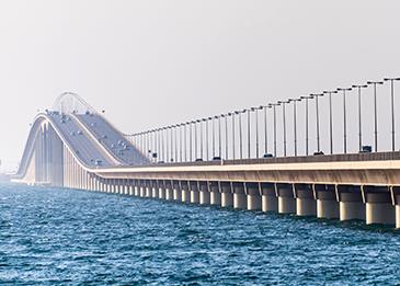 الصين تفتتح أطول جسر في العالم