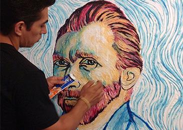 فنان يستخدم معجون الأسنان لرسم لوحاته... ومواد أخرى لن تتوقعوها!